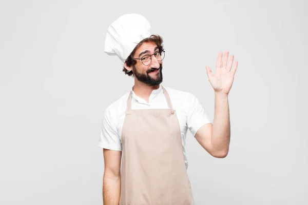 Joven Chef Loco Sonriendo Feliz Alegremente Saludando Con Mano Dándote — Foto de Stock