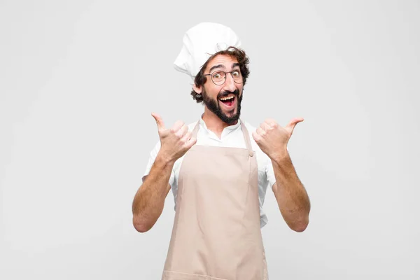 Joven Chef Loco Sonriendo Ampliamente Buscando Feliz Positivo Seguro Exitoso — Foto de Stock