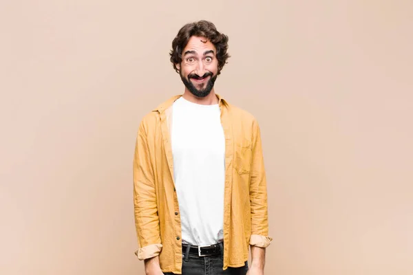 Jovem Louco Legal Homem Olhando Feliz Pateta Com Largo Divertido — Fotografia de Stock