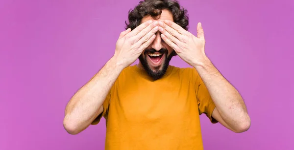 Joven Loco Fresco Hombre Sonriendo Sintiéndose Feliz Cubriendo Los Ojos — Foto de Stock