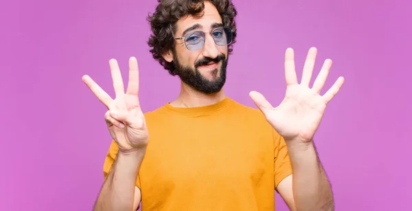 Jovem Louco Legal Homem Sorrindo Olhando Amigável Mostrando Número Oito — Fotografia de Stock