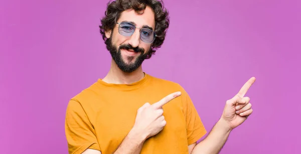 Jovem Louco Legal Homem Sorrindo Feliz Apontando Para Lado Para — Fotografia de Stock