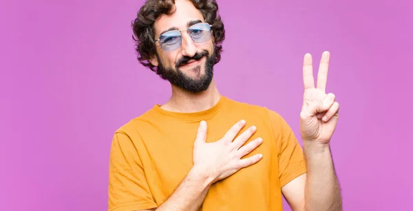 Jovem Louco Legal Homem Olhando Feliz Confiante Confiável Sorrindo Mostrando — Fotografia de Stock