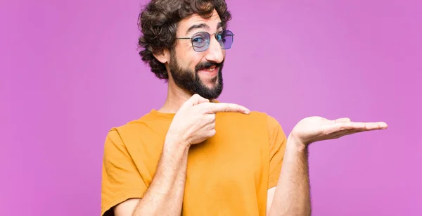 Jovem Louco Legal Homem Sorrindo Alegremente Apontando Para Copiar Espaço — Fotografia de Stock