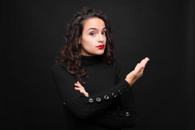 Genç ve güzel bir kadın, kafası karışık ve cahil hissediyor, şüpheli bir açıklamayı merak ediyor ya da siyah arka plana karşı bir düşünceyi..