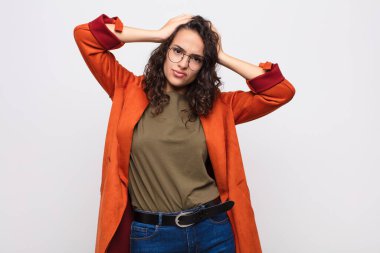 Genç ve güzel bir kadın hayal kırıklığına uğramış ve sıkılmış hissediyor. Başarısızlıktan bıkmış ve bıkmış. Beyaz duvara karşı sıkıcı görevlerden bıkmış.