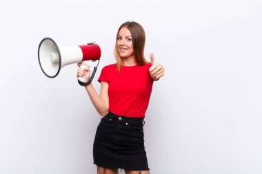 Kızıl saçlı, güzel bir kadın gururlu, tasasız, kendinden emin ve mutlu, parmaklarıyla megafonla gülümsüyor.