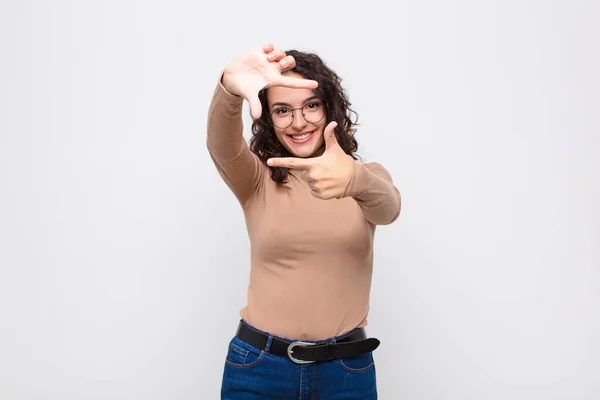 Joven Bonita Mujer Sintiéndose Feliz Amable Positiva Sonriendo Haciendo Retrato — Foto de Stock