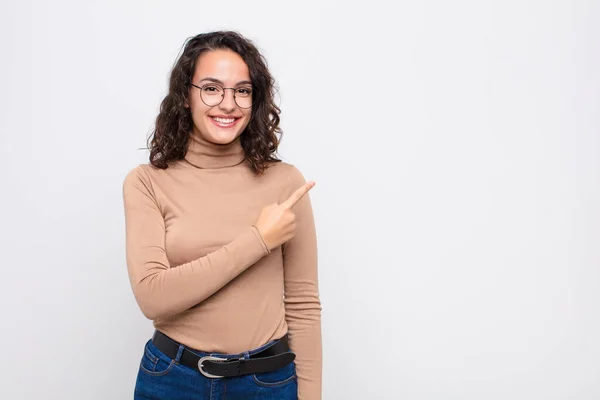 Ung Vacker Kvinna Ler Glatt Känner Sig Lycklig Och Pekar — Stockfoto