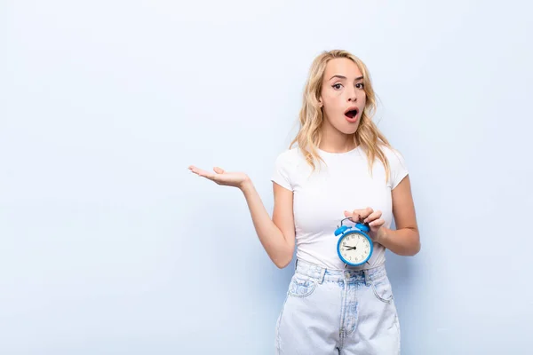 Young Blonde Woman Looking Surprised Shocked Jaw Dropped Holding Object — Stock Photo, Image