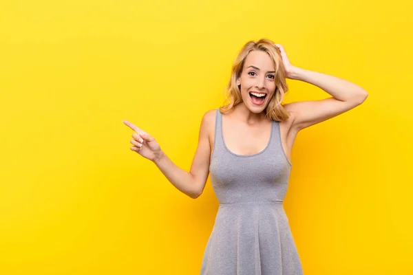 Jovem Loira Rindo Parecendo Feliz Positiva Surpresa Percebendo Uma Ótima — Fotografia de Stock