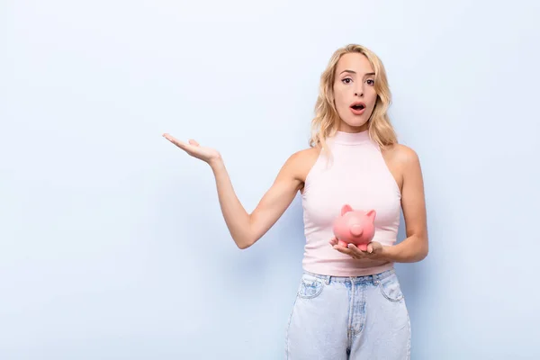 Giovane Donna Bionda Che Sembra Sorpresa Scioccata Con Mascella Caduta — Foto Stock