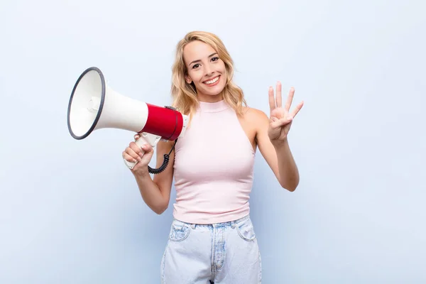 Junge Blonde Frau Lächelt Und Sieht Freundlich Aus Zeigt Nummer — Stockfoto