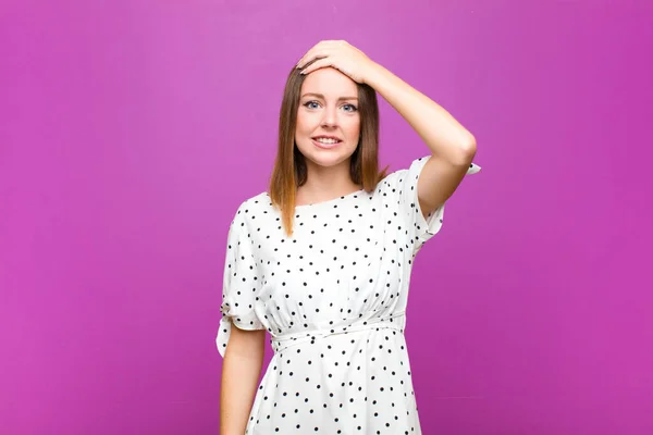 Rote Kopf Hübsche Frau Die Panik Über Eine Vergessene Frist — Stockfoto