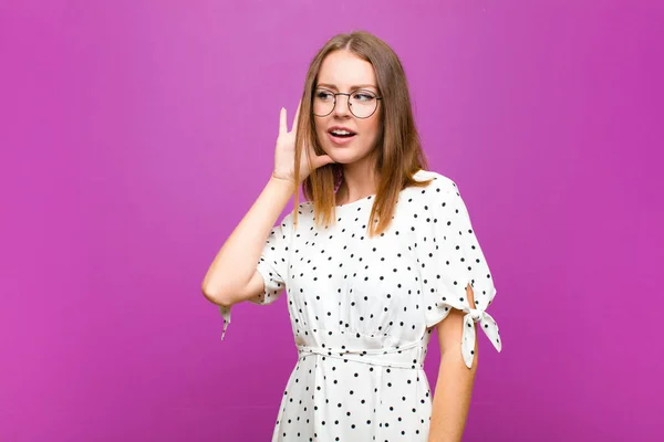 Rote Kopf Hübsche Frau Die Ernst Und Neugierig Aussieht Zuhört — Stockfoto