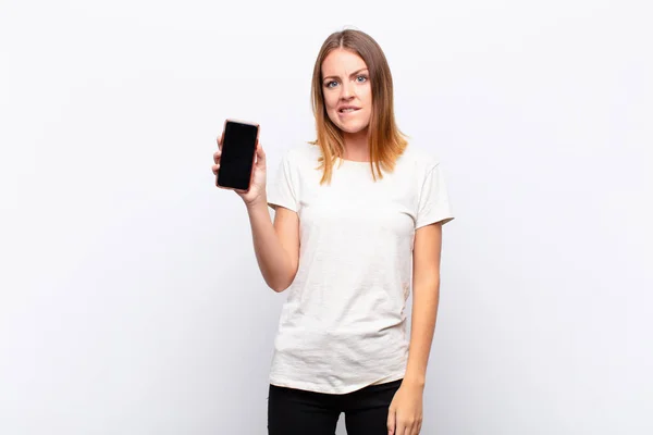 Cabeza Roja Bonita Mujer Mirando Perplejo Confundido Mordiendo Labio Con —  Fotos de Stock