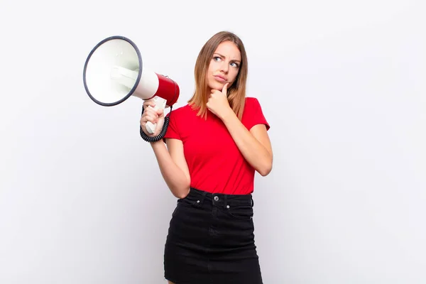 Tête Rouge Jolie Femme Pensant Sentant Douteux Confus Avec Différentes — Photo