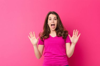 Genç, güzel bir kadın sersemlemiş ve korkmuş hissediyor. Korkutucu bir şeyden korkuyor. Elleri açık ve pembe duvardan uzak durun diyor.