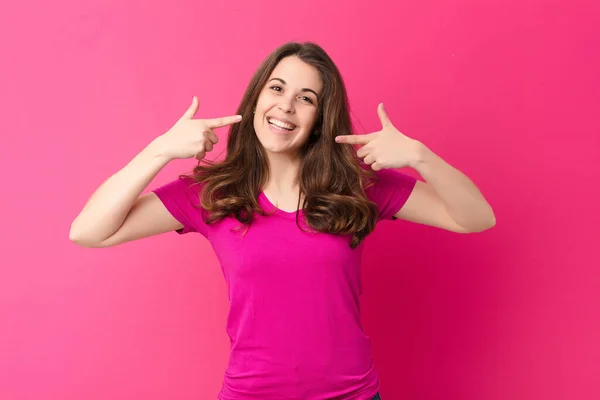 Joven Bonita Mujer Sonriendo Con Confianza Apuntando Propia Sonrisa Amplia —  Fotos de Stock