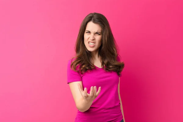 Genç Güzel Bir Kadın Kızgın Sinirli Hayal Kırıklığına Uğramış Görünüyor — Stok fotoğraf