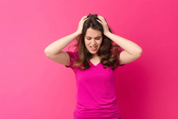 Young Pretty Woman Feeling Stressed Frustrated Raising Hands Head Feeling — Stock Photo, Image