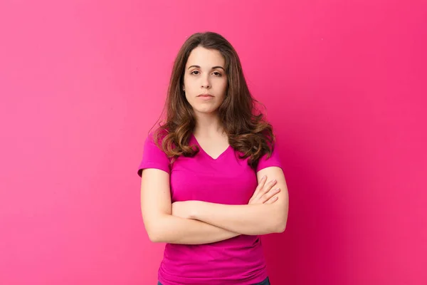 Giovane Bella Donna Sente Dispiaciuta Delusa Guardando Serio Infastidito Arrabbiato — Foto Stock