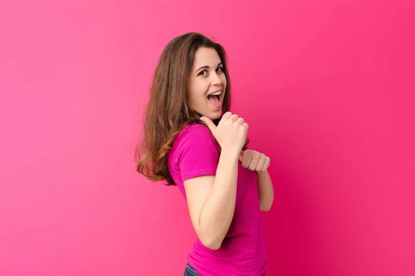 Joven Bonita Mujer Sonriendo Alegre Casualmente Apuntando Copiar Espacio Lado — Foto de Stock