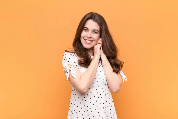 Jong Mooi Vrouw Gevoel Liefde Zoek Schattig Schattig Gelukkig Glimlachen — Stockfoto