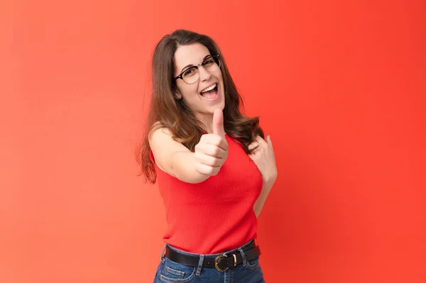 Jonge Mooie Vrouw Voelt Zich Trots Zorgeloos Zelfverzekerd Gelukkig Positief — Stockfoto