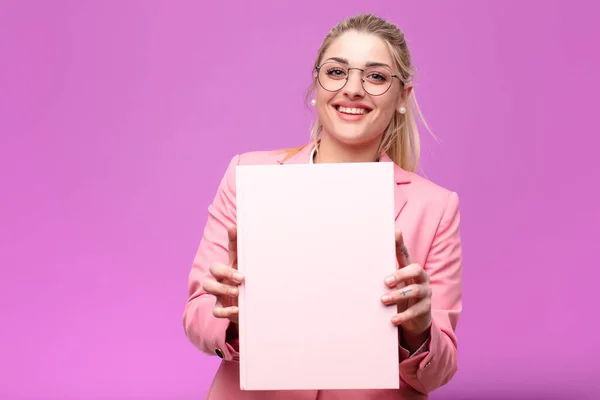 Jovem Bonita Mulher Loira Segurando Livros — Fotografia de Stock