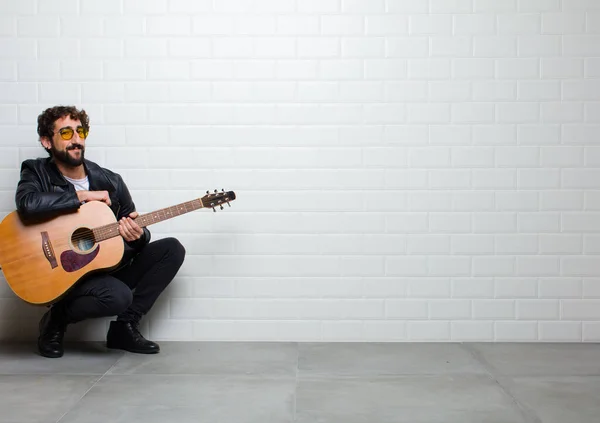 Молодий Красивий Чоловік Гітарою Фоні Цегляної Стіни — стокове фото