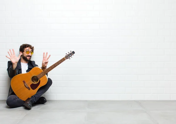 Genç Adam Yerde Gitar Çalıyor — Stok fotoğraf