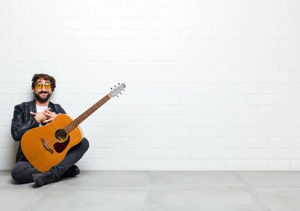Молодий Чоловік Гітарою Підлозі — стокове фото