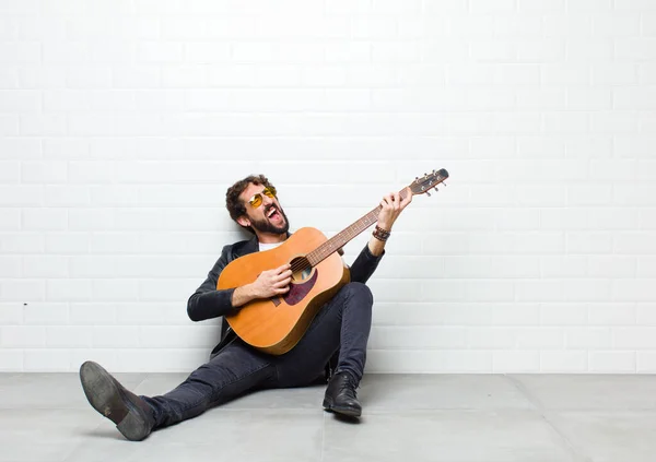 Giovane Con Chitarra Sul Pavimento — Foto Stock