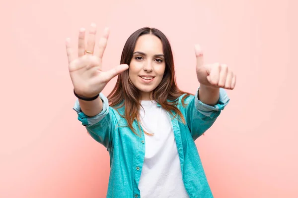 Jovem Mulher Bonita Sorrindo Olhando Amigável Mostrando Número Seis Sexto — Fotografia de Stock