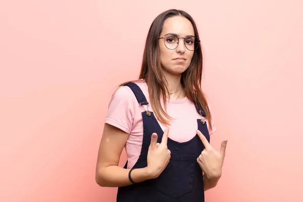 Jovem Mulher Bonita Apontando Para Mesmo Com Olhar Confuso Quizzical — Fotografia de Stock