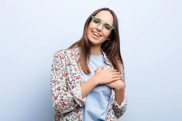 Jovem Mulher Bonita Sentindo Romântico Feliz Apaixonado Sorrindo Alegremente Mãos — Fotografia de Stock