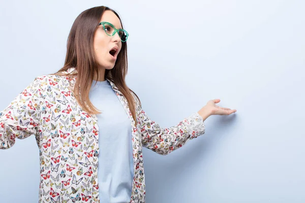 Jovem Mulher Bonita Realizando Ópera Cantando Concerto Show Sentindo Romântico — Fotografia de Stock