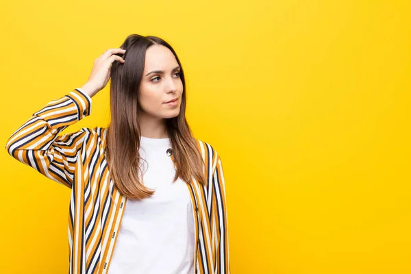 Giovane Bella Donna Sente Perplessa Confusa Grattando Testa Guardando Lato — Foto Stock