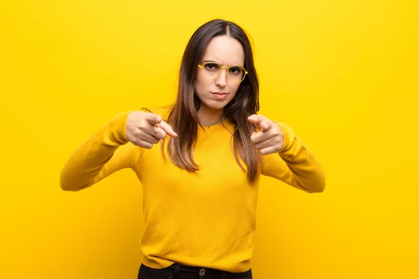 Giovane Bella Donna Che Punta Avanti Verso Fotocamera Con Entrambe — Foto Stock