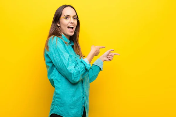 Giovane Bella Donna Che Sente Gioiosa Sorpresa Sorridendo Con Espressione — Foto Stock