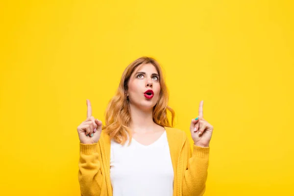 Young Pretty Blonde Woman Looking Shocked Amazed Open Mouthed Pointing — Stock Photo, Image