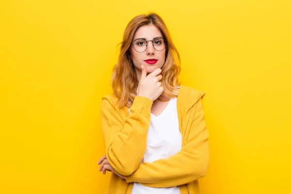 Jong Mooi Blond Vrouw Zoek Serieus Verward Onzeker Attent Twijfelen — Stockfoto