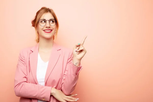 Ung Söt Blond Kvinna Ler Glatt Och Tittar Sidledes Undrar — Stockfoto