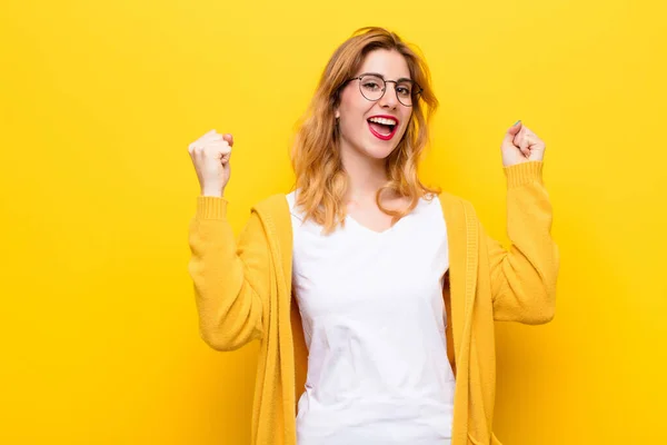 Jovem Mulher Loira Bonita Sentindo Feliz Positiva Bem Sucedida Celebrando — Fotografia de Stock