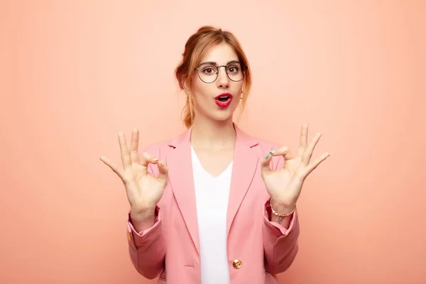 Jonge Mooie Blonde Vrouw Voelt Zich Geschokt Verbaasd Verrast Het — Stockfoto