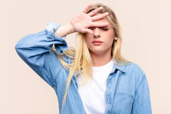 Ung Söt Blond Kvinna Ser Stressad Trött Och Frustrerad Torka — Stockfoto