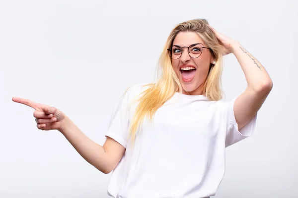Genç Güzel Sarışın Kadın Gülüyor Mutlu Pozitif Şaşırmış Görünüyor Beyaz — Stok fotoğraf