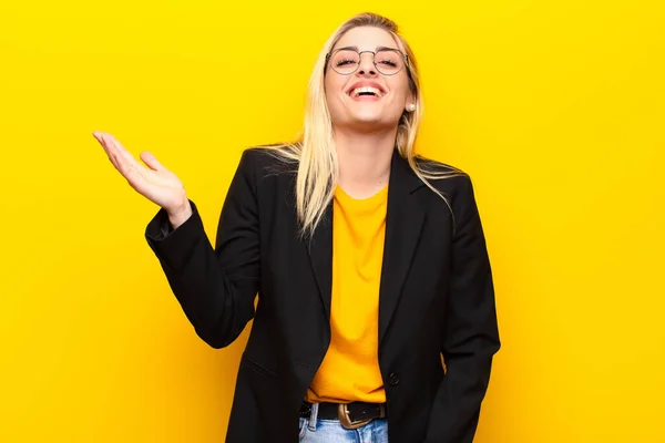 Ung Söt Blond Kvinna Känner Sig Glad Förvånad Och Glad — Stockfoto