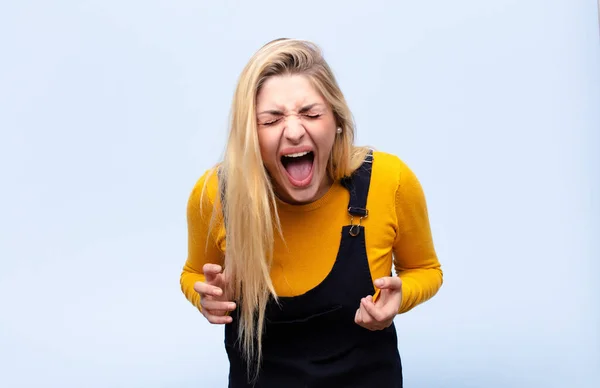 Genç Güzel Sarışın Kadın Agresif Bir Şekilde Bağırıyor Kızgın Sinirli — Stok fotoğraf
